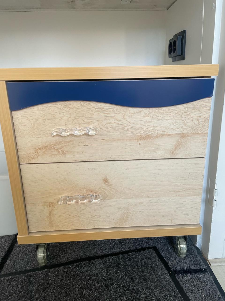 Bed met bergruimte en bijbehorende kast enz