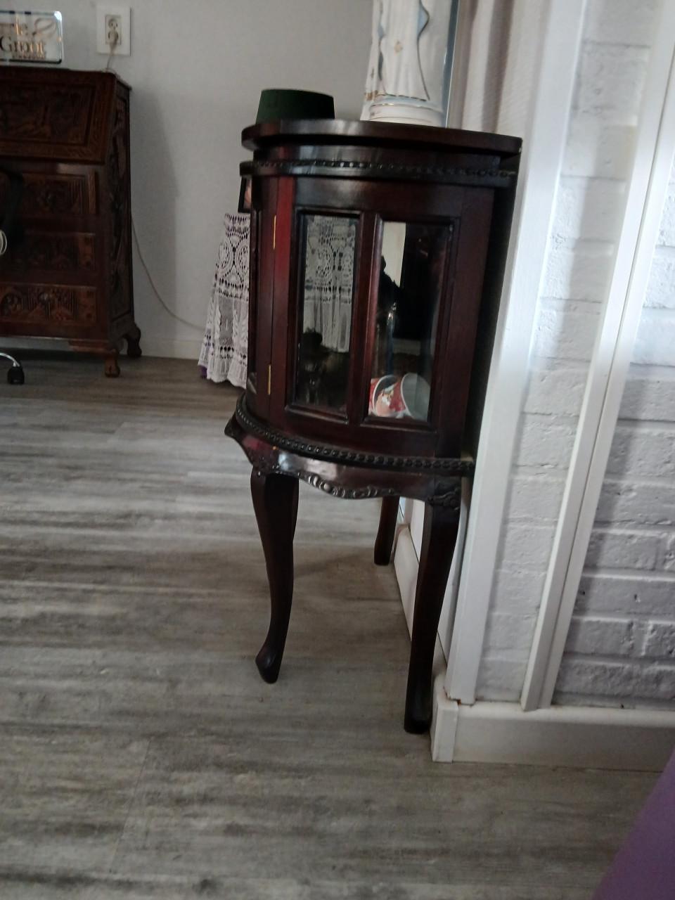 Meubels. Dressoir met spiegel,  Eethoek met 4 stoelen. Theekastje
