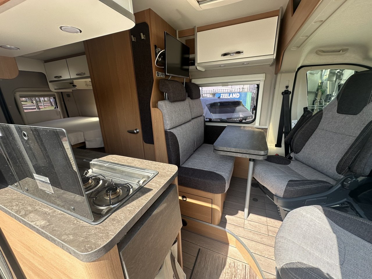 Weinsberg Cara R47 Automaat – Buscamper met lengtebedden | Slechts 55.550km