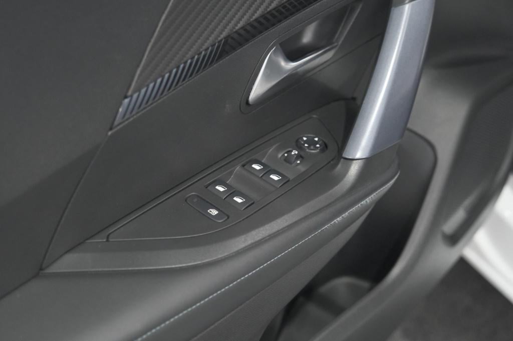 Peugeot 2008 puretech 130 allure | camera | adaptieve cruise control | stoe