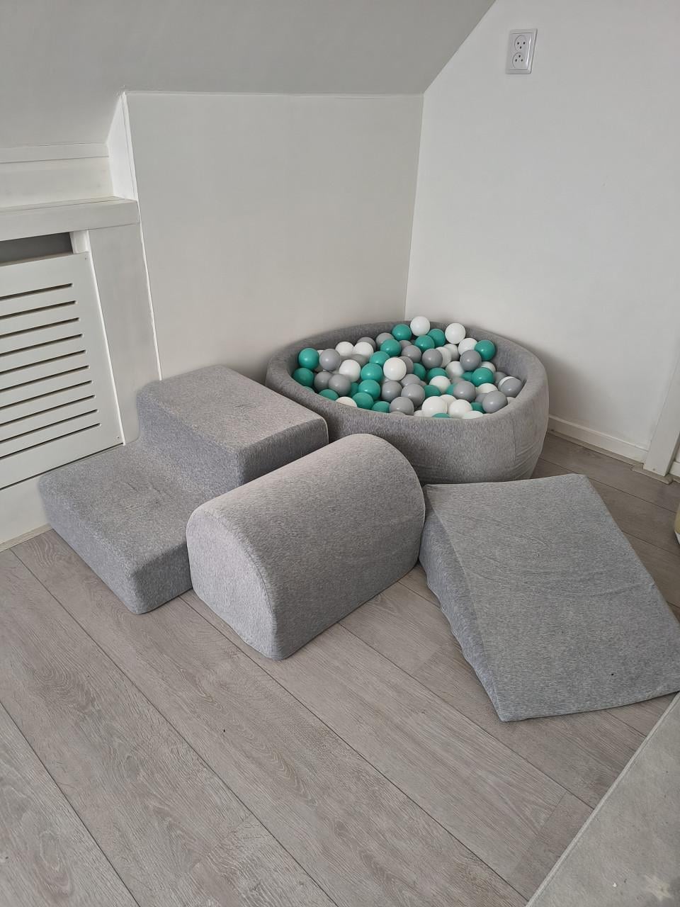 Complete speelset Meow Baby grijs! Ballenbak, klimkussens.