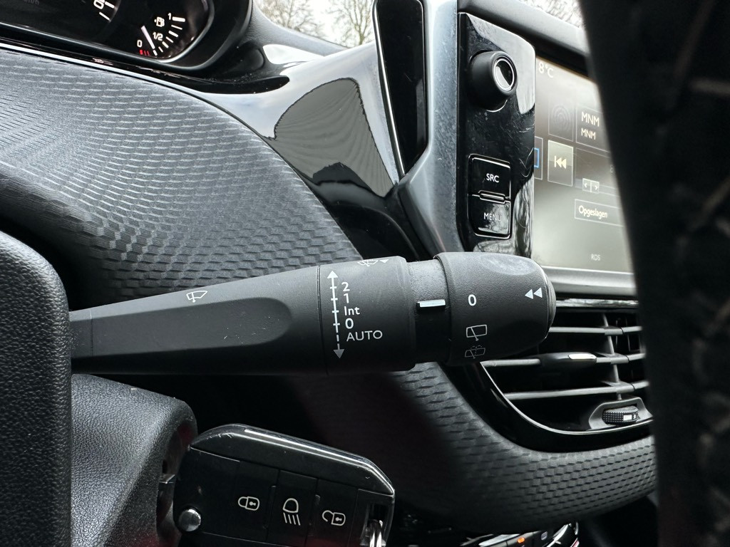 Peugeot 208 1.2t première // automaat //