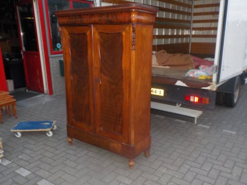 Antiek kast met 2 laden in de kast in goede staat