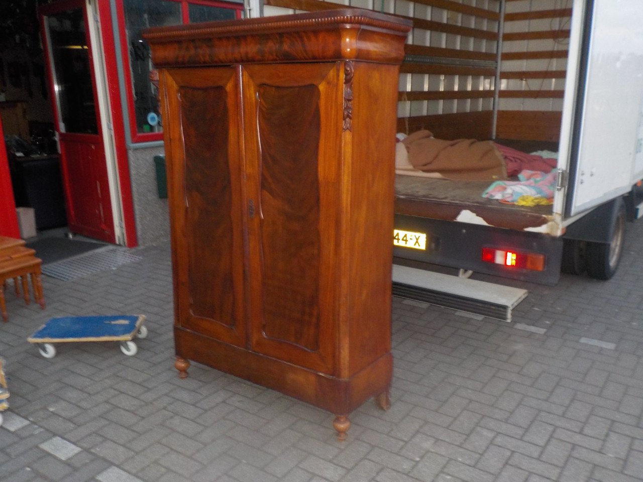 Antiek kast met 2 laden in de kast in goede staat