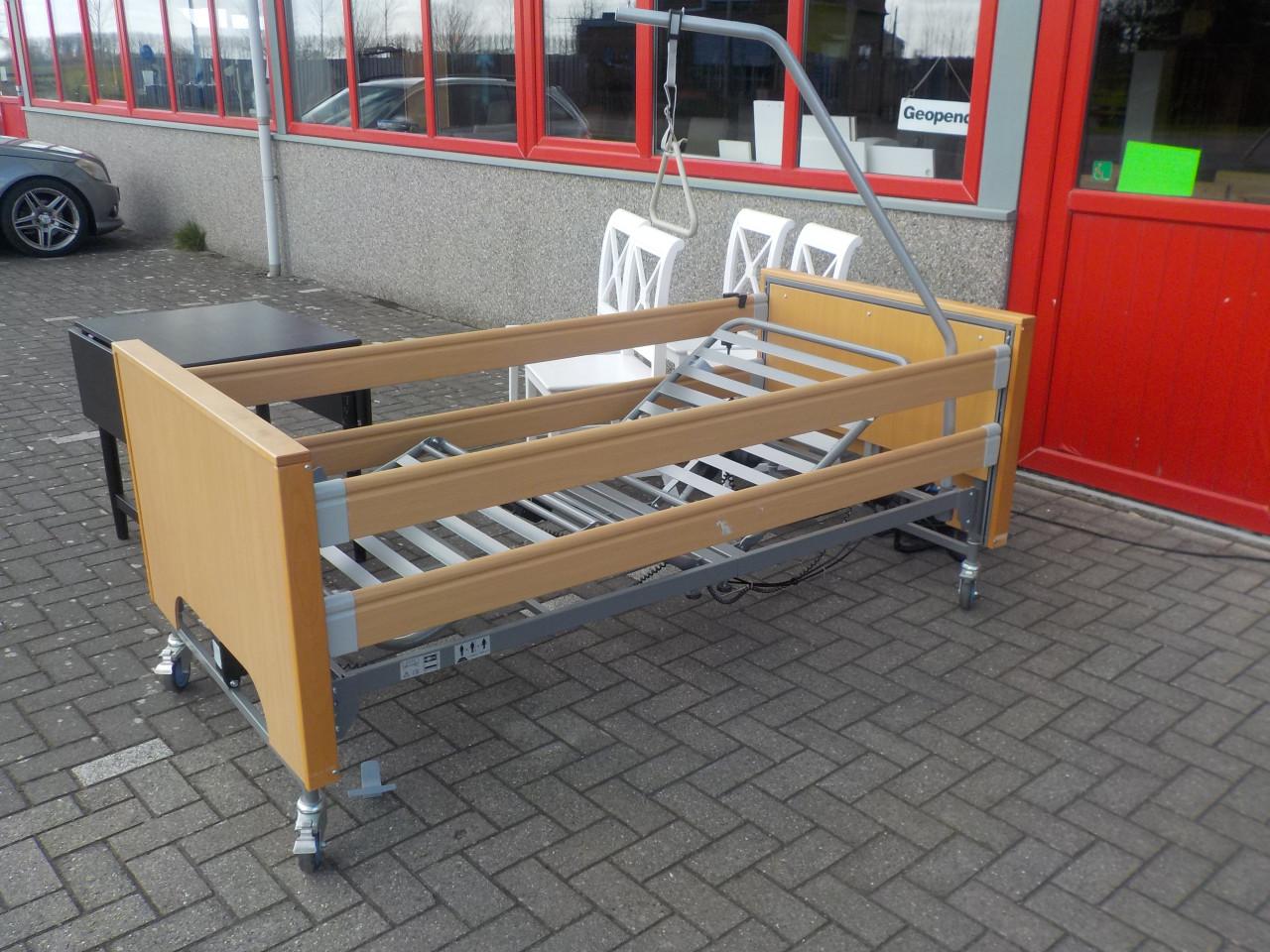 Elektrisch hoog / laag ledikant op stevige wielen  in zeer goede staat