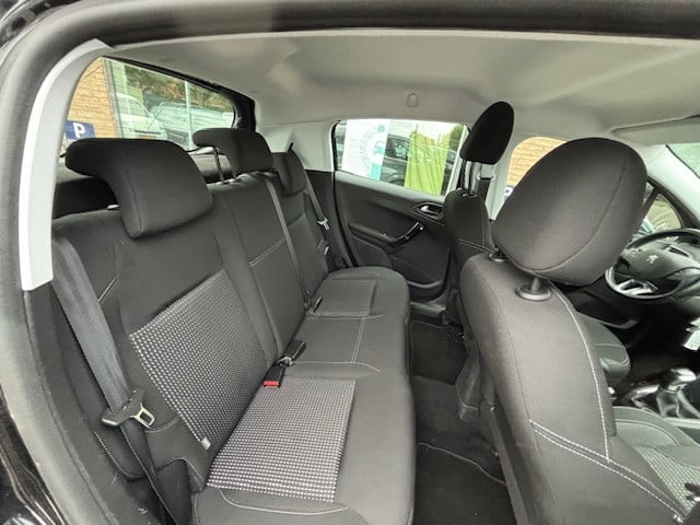 Peugeot 208 blue l. allure 1.2 pt-82pk | navigatie & bluetooth & applecarpl
