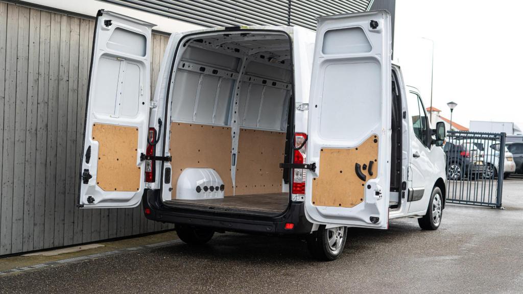 Renault Master t35 2.3 dci 135 l2h2 comfort | camera | vloerplaat | navigat