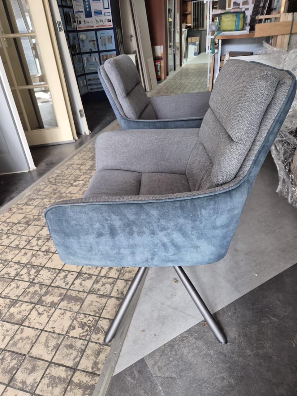 Salontafel met twee blauwe stoelen