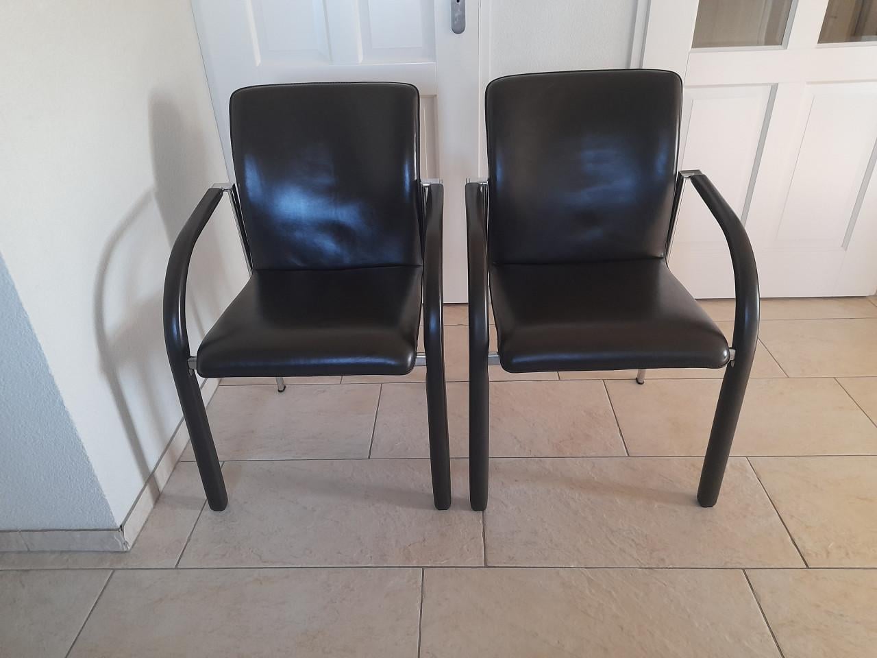 2 Leren Stoelen ( in goede nette staat )