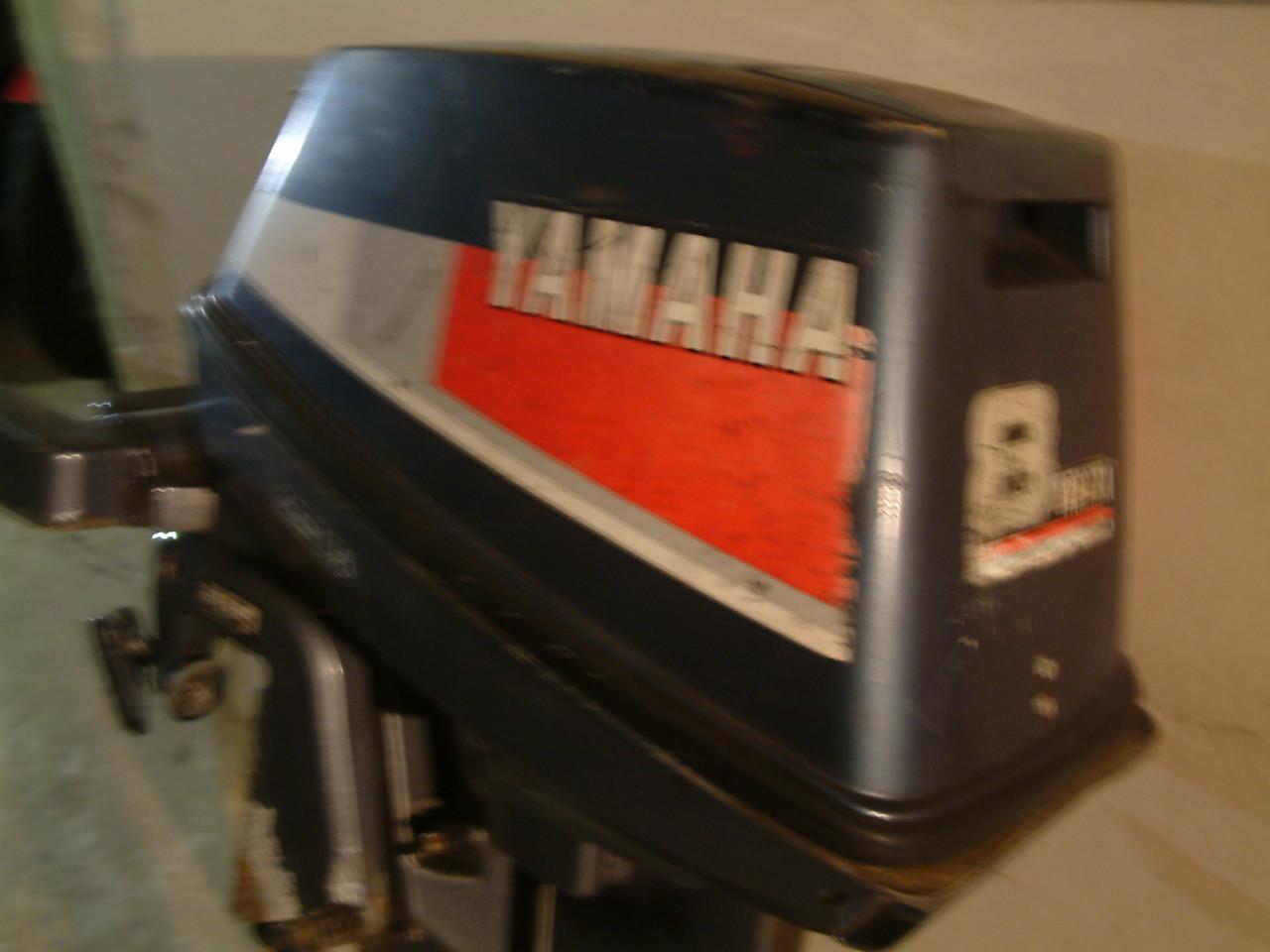 Buitenboord motor Yamaha 2 tact 8 pk  met onderdelen en 20 L tank