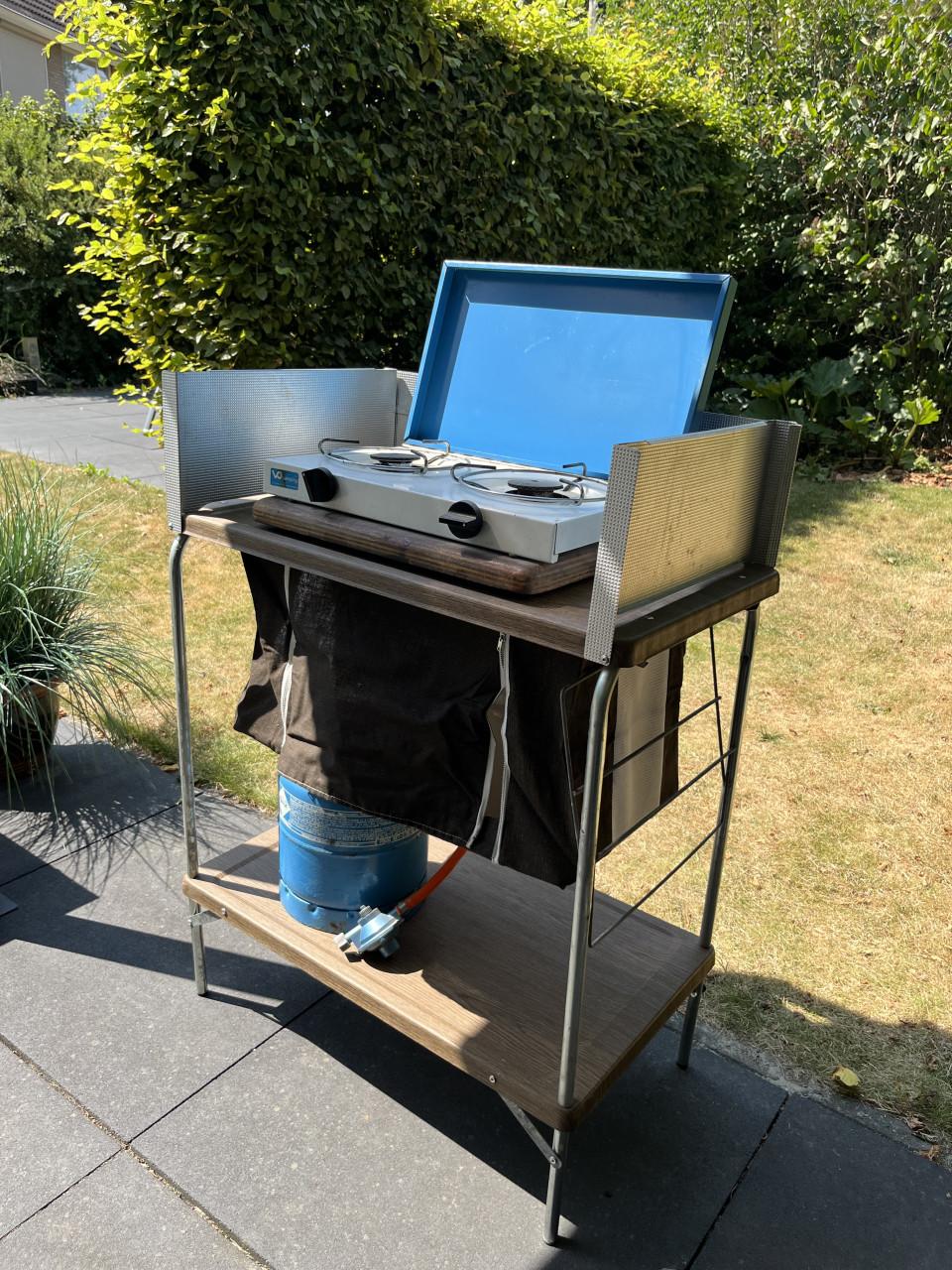 Opklabare campingkeuken met gasstel en gasfles