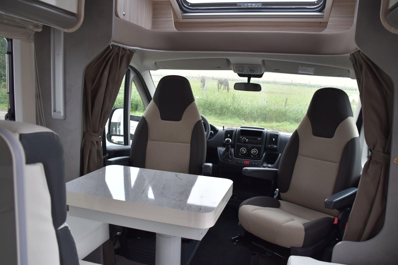 Te Koop: jonge half-integraal camper!