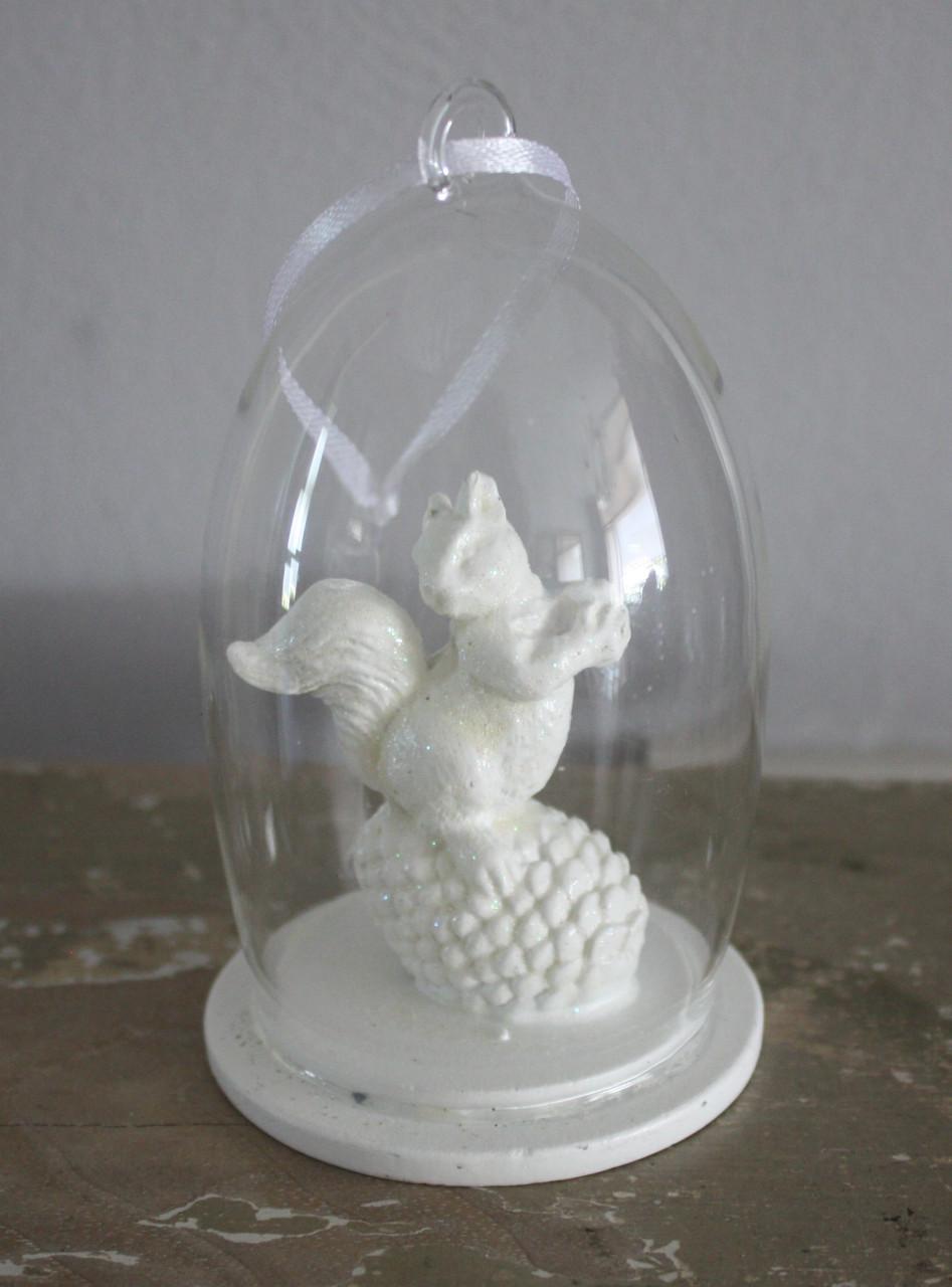 Witte glazen kerstbal beeldje met eekhoorn