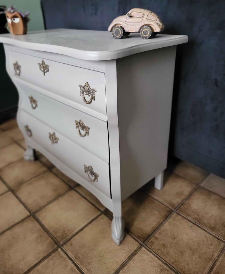 Recentelijk opgeknapte buikkast beige