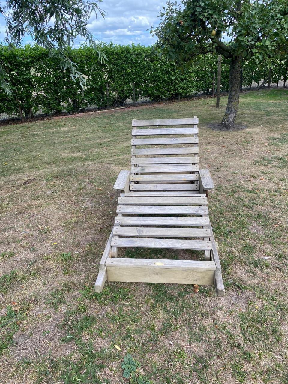 Houten ligstoel met kussen