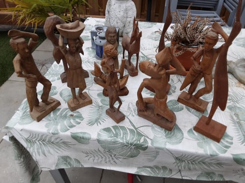 Heel veel houten beelden