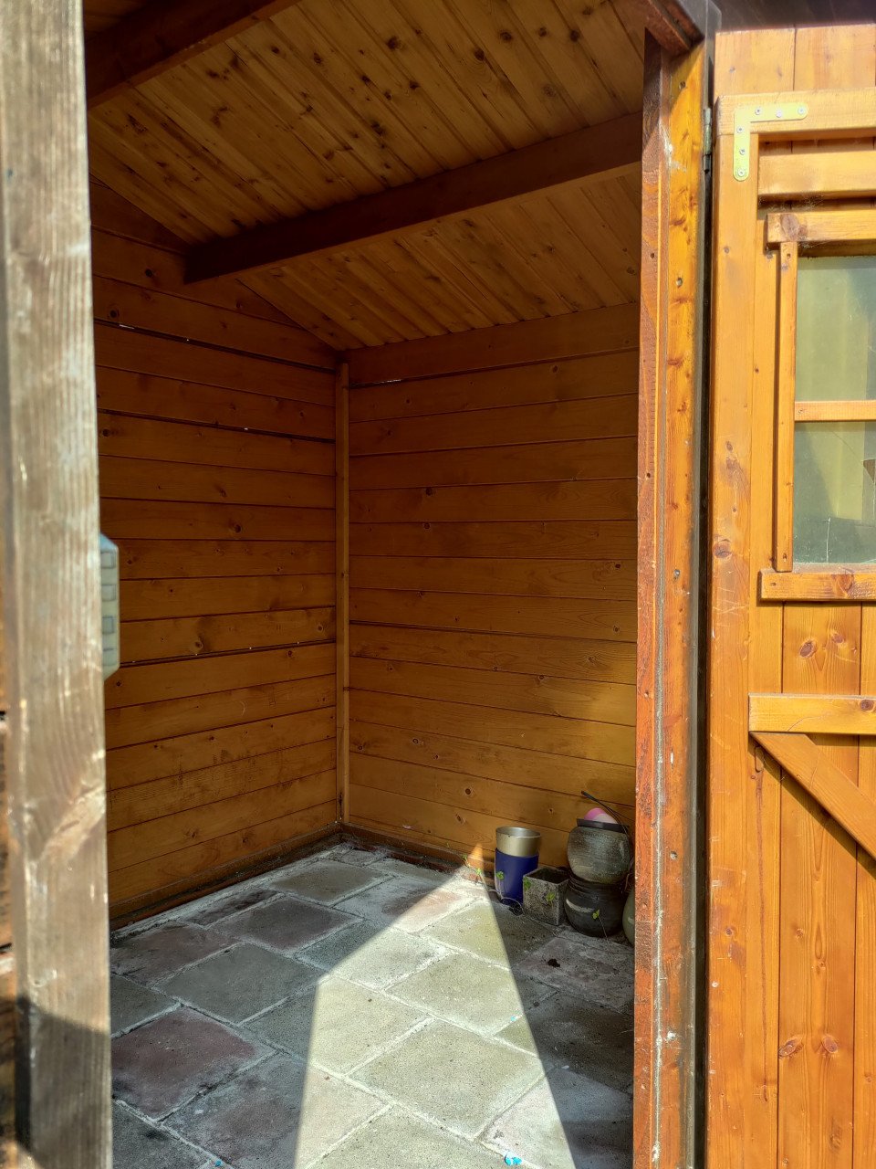 Tuinhuisje met slot en twee sleutels
