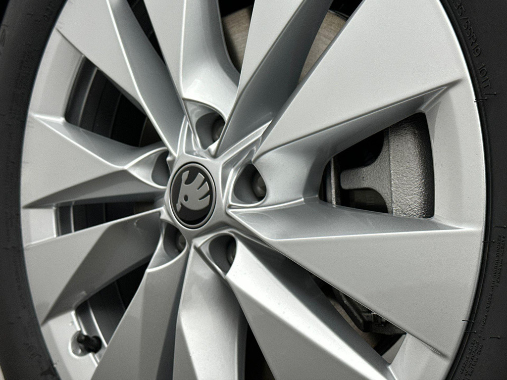 Skoda Elroq business edition tour elektromotor 210 kw / 286 pk
