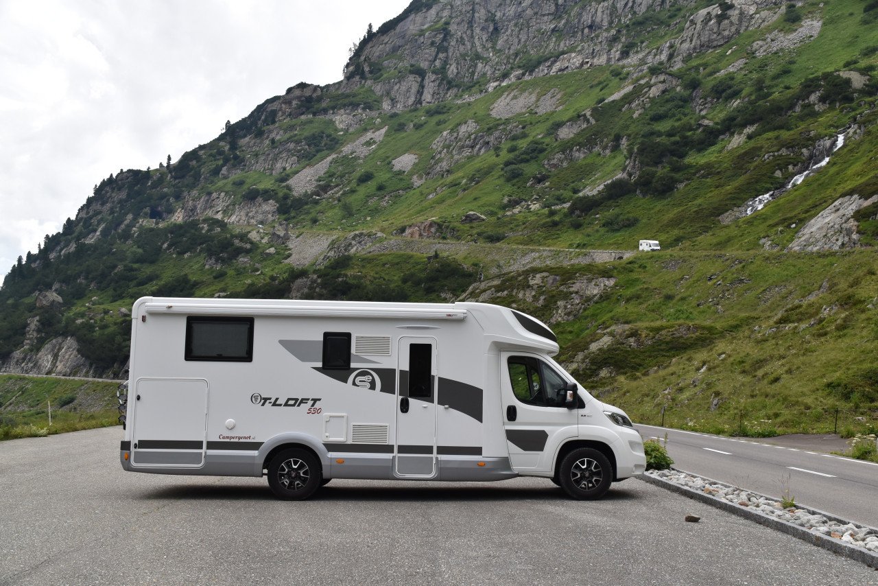 Te Koop: jonge half-integraal camper!