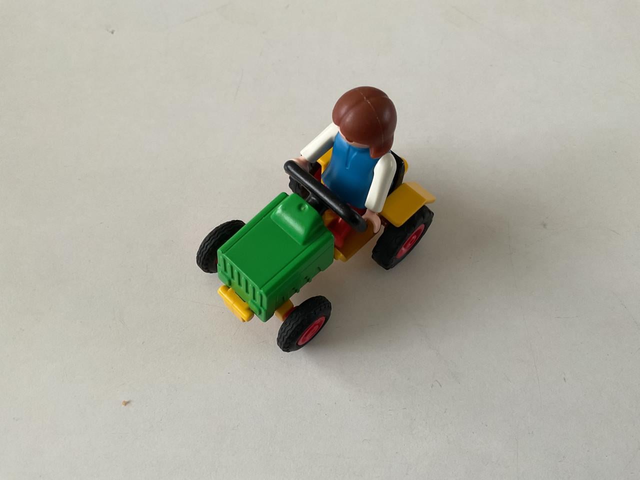 Playmobil. Klein. 31 poppetjes. 6 paardjes. Traktortjes. Brandweerwagentje.