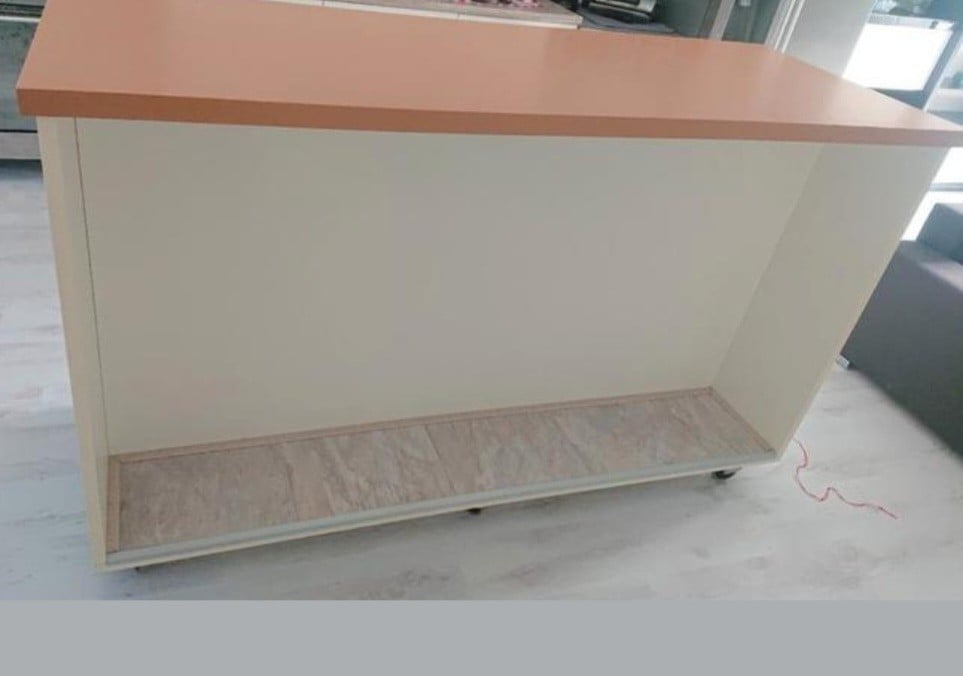 Te koop: Bartafel met opbergruimte / kast op wielen