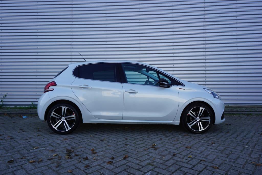 Peugeot 208 1.2 puretech gt-line airco / navi / cruise / camera / pano / ca