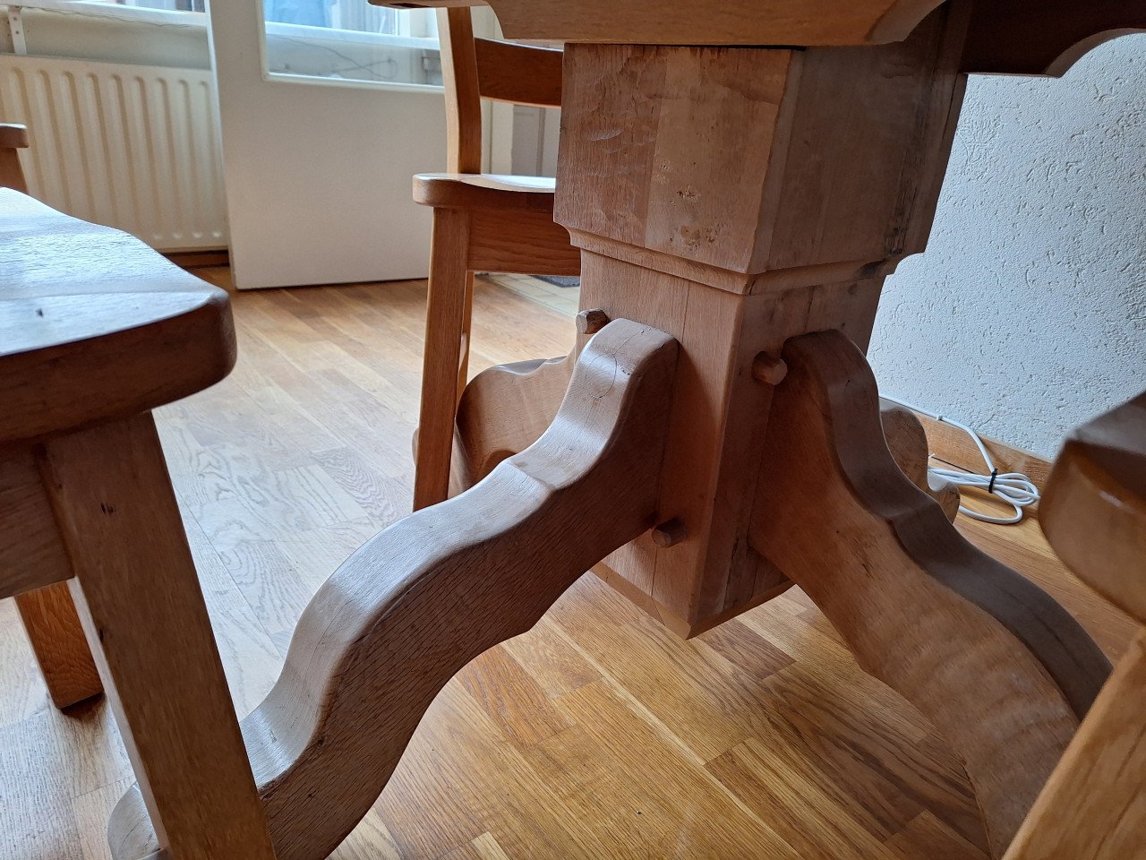 Tafel rond massief eiken met vier stoelen massief eiken