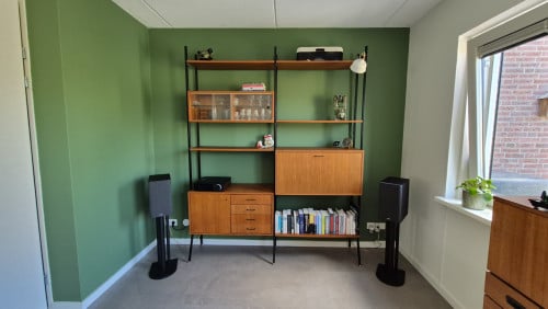 Furnified, vintage wandkast teak/ zwart metaal
