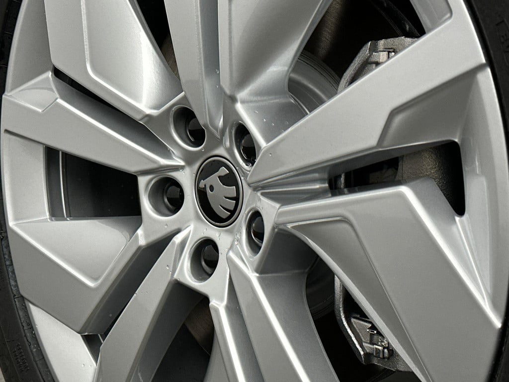 Skoda Elroq business edition tour elektromotor 210 kw / 286 pk