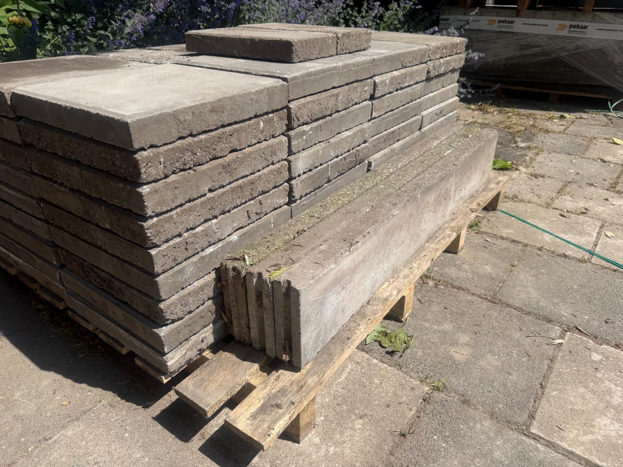 30x30 stoeptegels 6,5m2 met drie opsluitbandjes