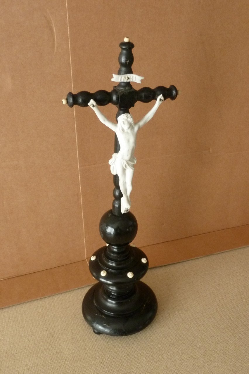 Staand kruisbeeld (crucifix) met corpus van biscuit porselein