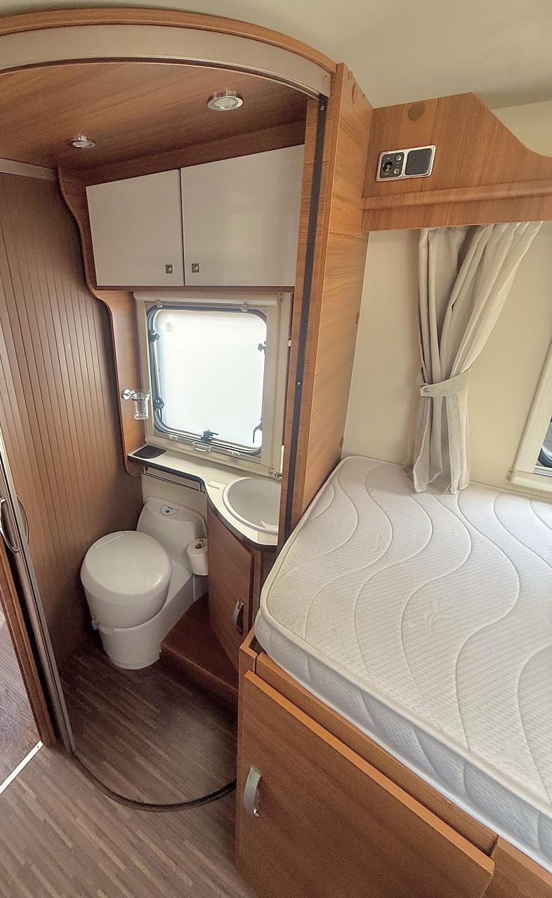 Elnagh Baron 73 (2x lengtebedden, hefbed, Euro 6 , zeer netjes )