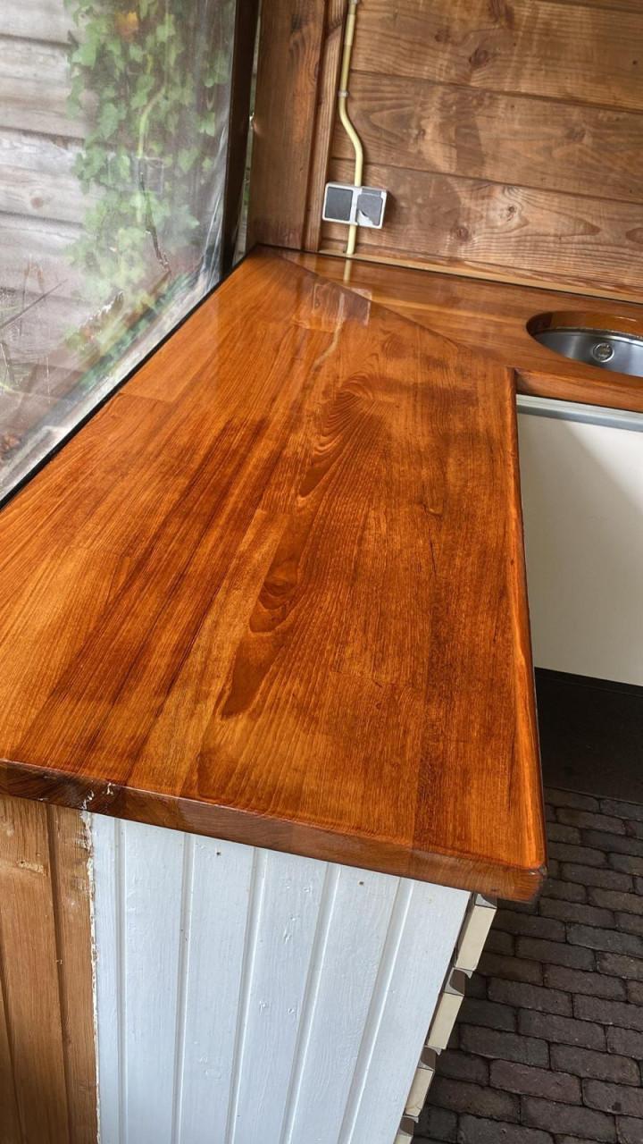 Complete hoekkeuken met houten werkblad