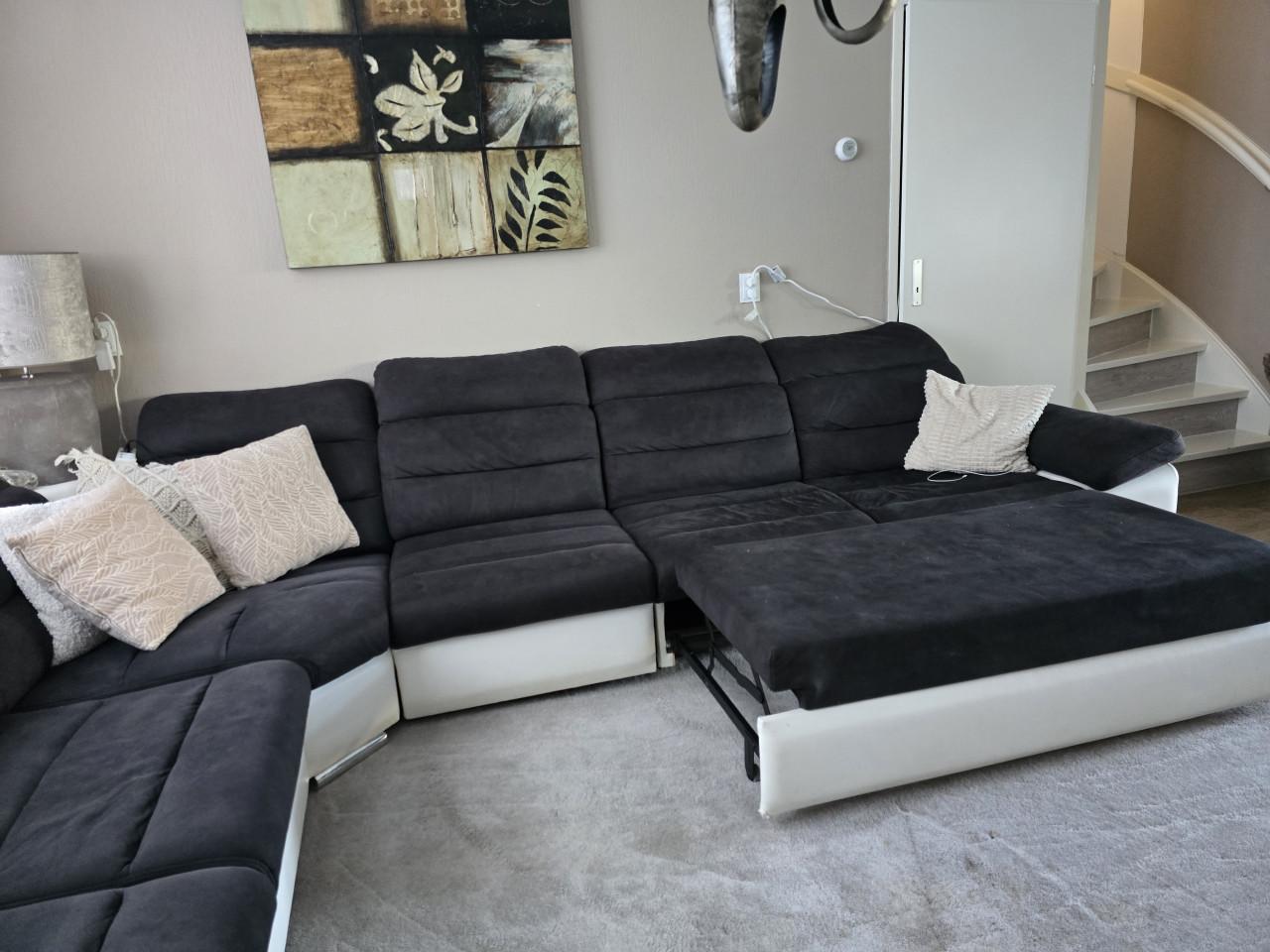 Grote hoekbank met slaapfunctie – Moet snel weg!
