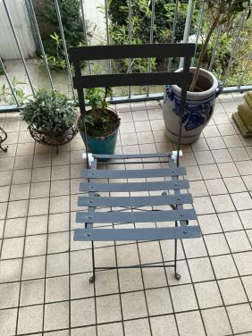 4 metalen bistrostoeltjes.