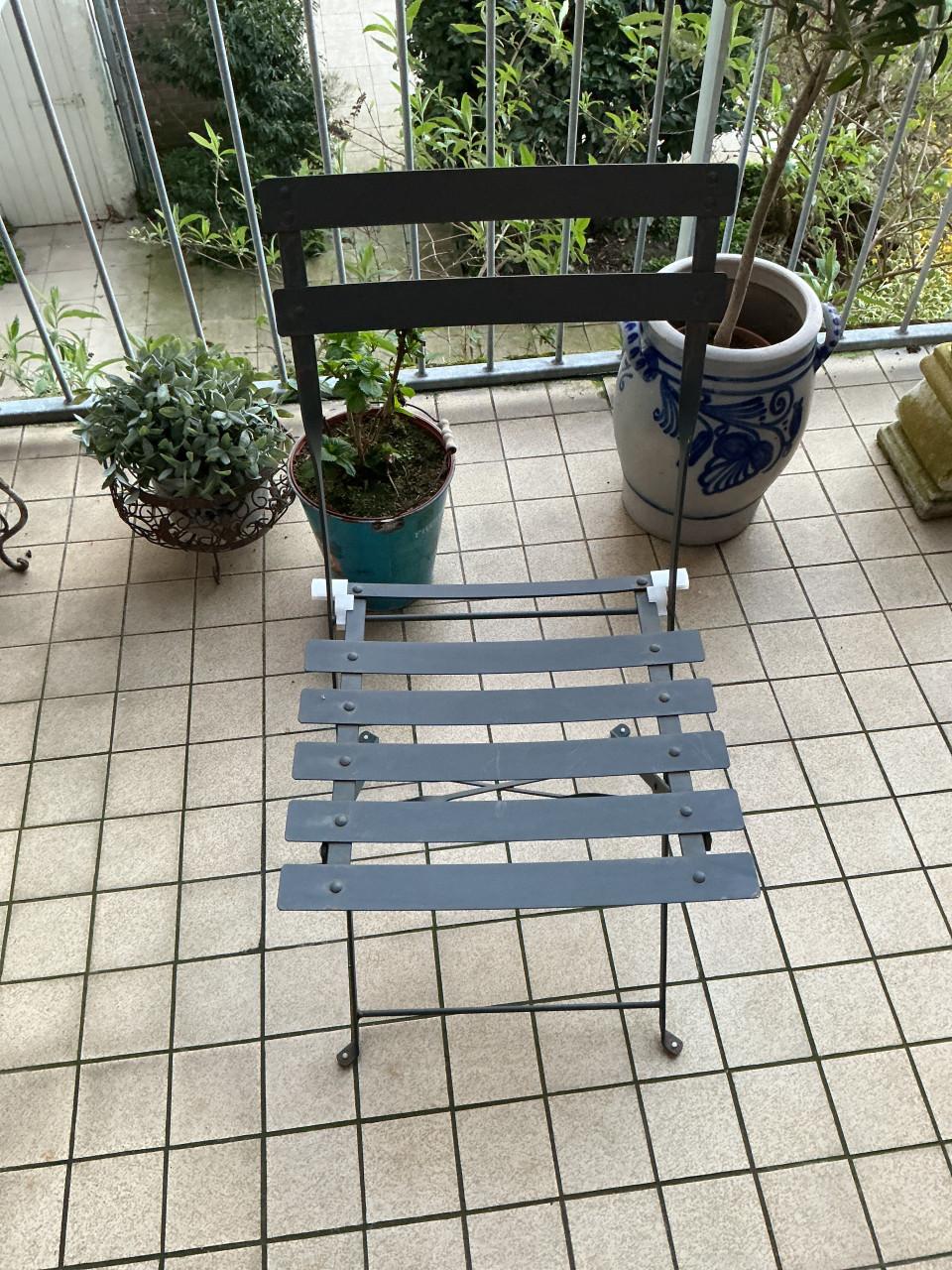 4 metalen bistrostoeltjes.