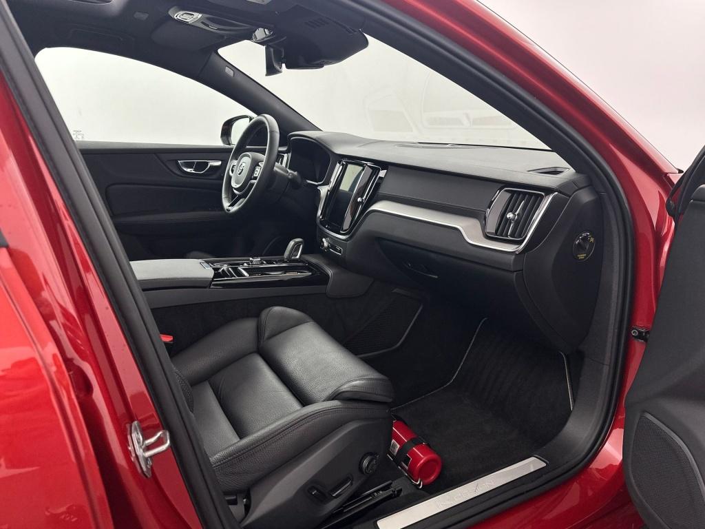 Volvo V60 t8 390pk recharge r-design| pano| 360camera| hud| adap.cruise