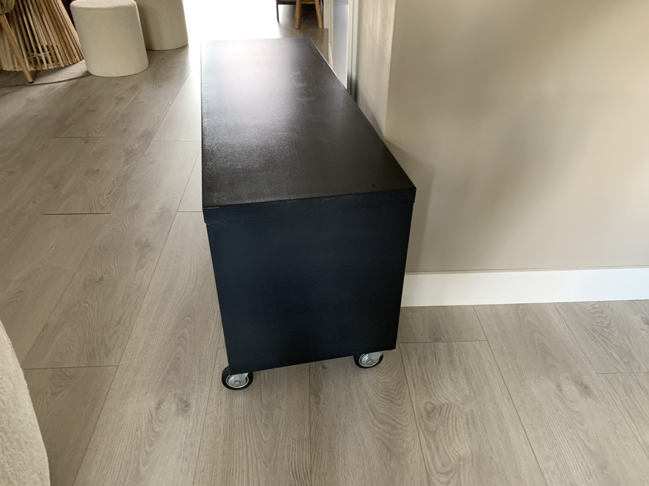 Tv kastje zwart aluminium met deurtjes, en een boord erin, en wieltjes eron