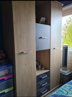 Kledingkast en bedombouw met kastjes