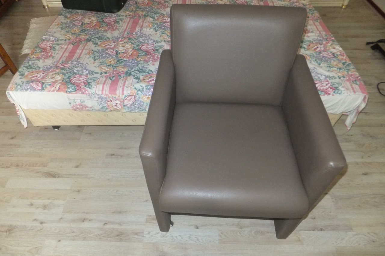 2 leuke leren stoeltjes taupe kleur op wieltjes.