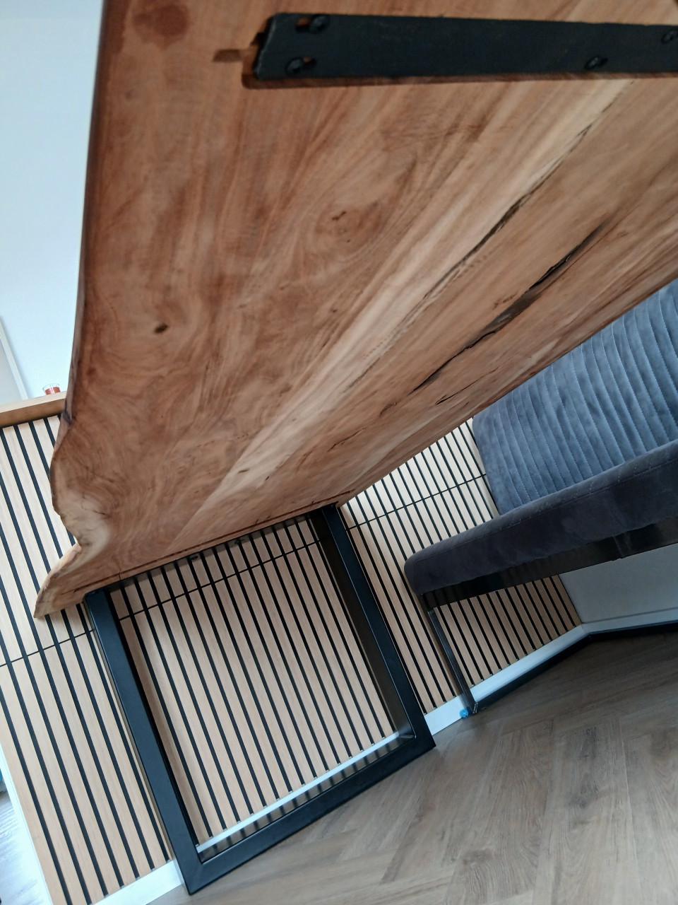 Eetkamertafel met robuust acacia hout blad