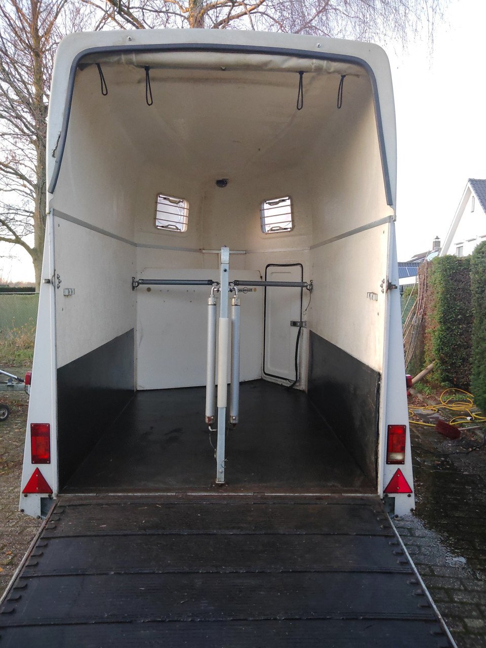 Trailer 2 p zadelkamer polyester opbouw hoog aluminium bodem Humbaur Atos