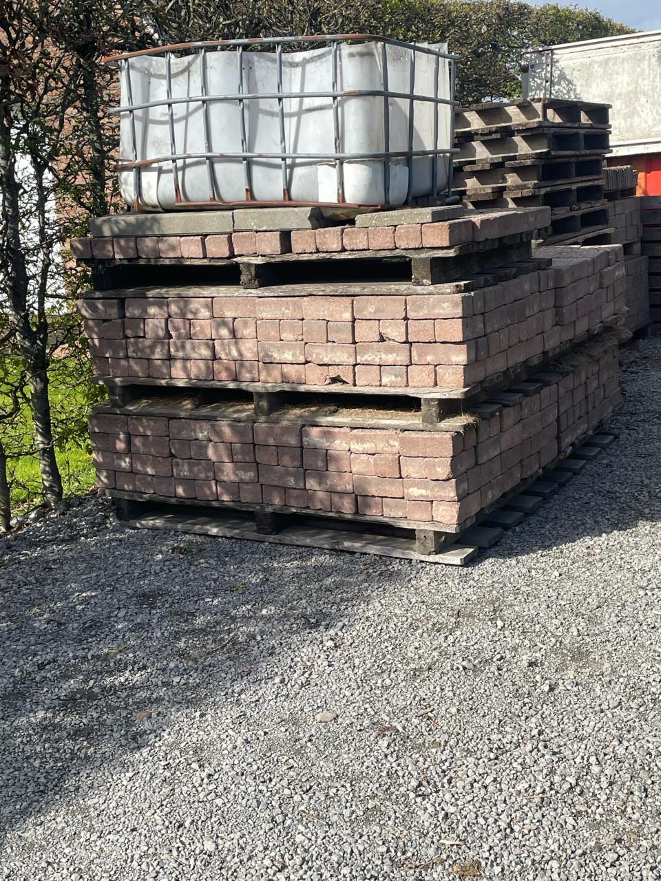 Voor een zacht prijsje keiharde betonklinkers +/- 27m2