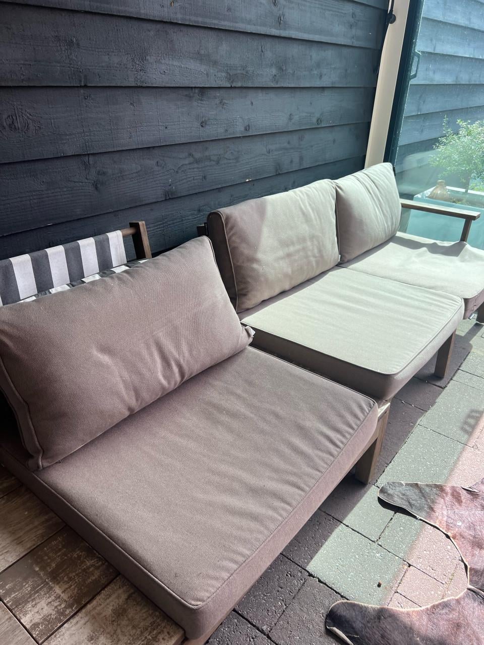 Een teakhouten tuinset