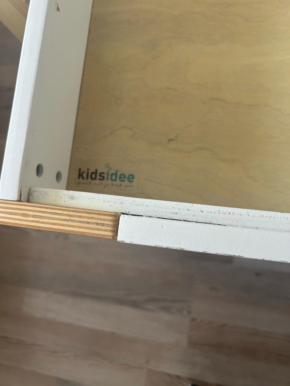 Degelijk kindertafeltje met twee stoeltjes, Kidsworld.