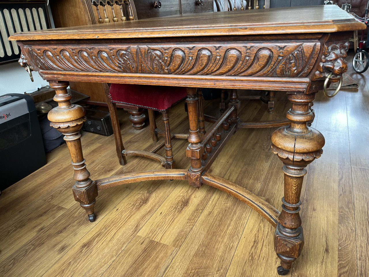 Eikenhouten Mechelse tafel met leeuwenkoppen, 4 stoelen