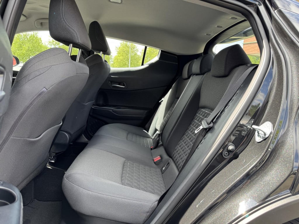 Toyota C-hr 1.8 hybrid dynamic | trekhaak afneembaar | navigatie | camera |