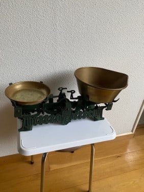 Heel oude weegschaal met koperen bakken