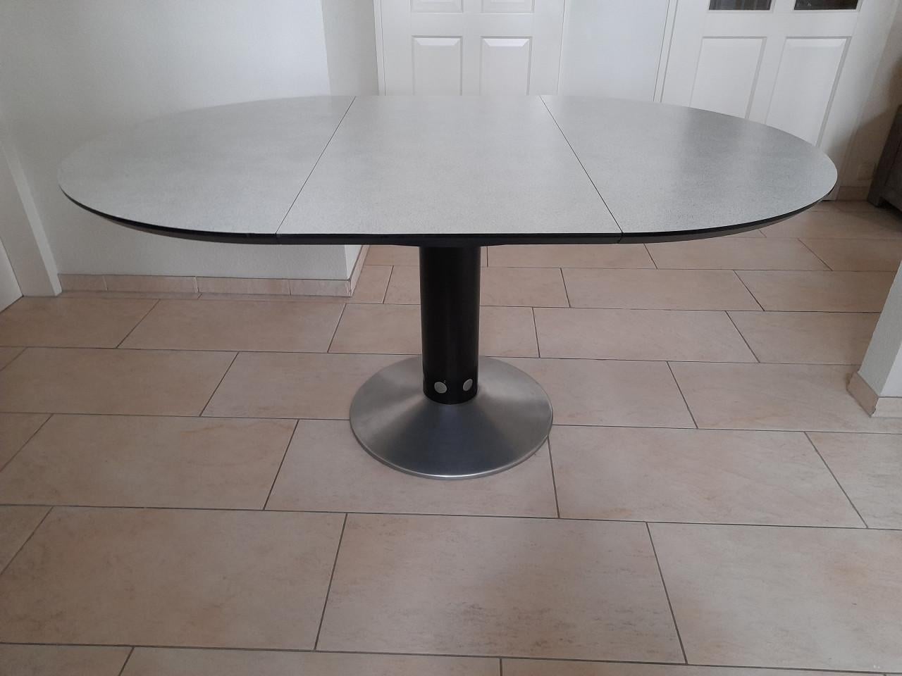 Stevige Tafel (uittrekbaar) in goede staat !   (105 rond)