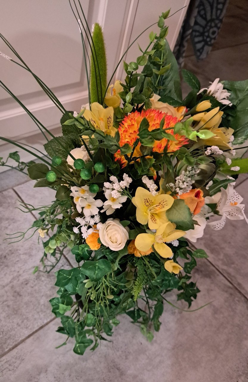 Kunstbloemstuk op kandelaar